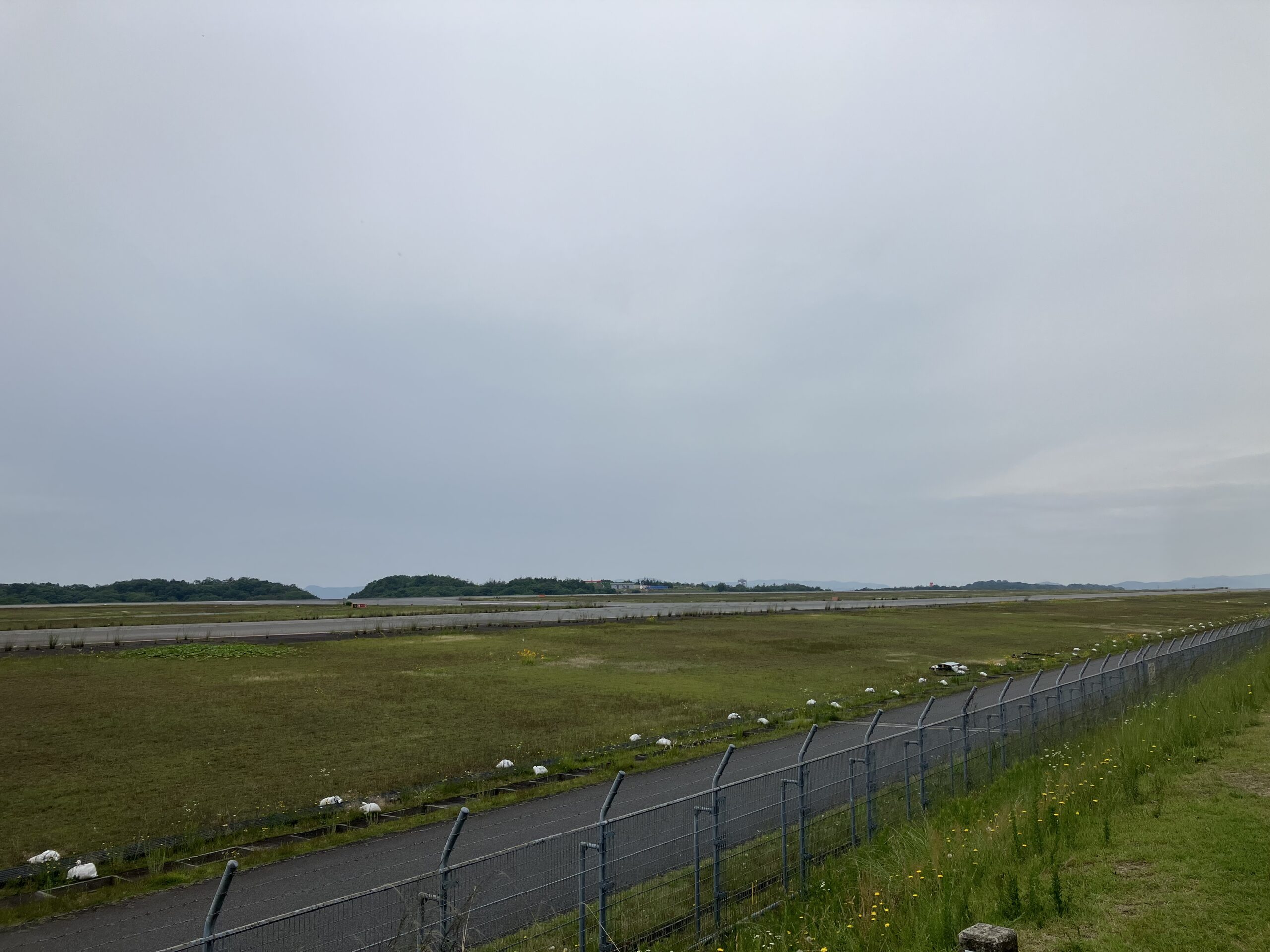 飛行機の轟音が聞こえる